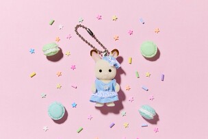 Брелок. Шоколадный крольчонок в голубом платье Sylvanian Families
