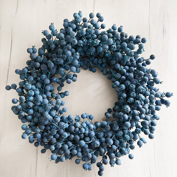 Венок декоративный из голубых ягод ø 40см Christmas Deluxe