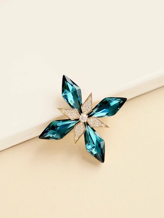 Брошь позолоченная с фианитами. Четыре стороны света Little Mystery