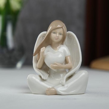 Сувенир керамика Девушка-ангел в белом платье с сердцем в руках
